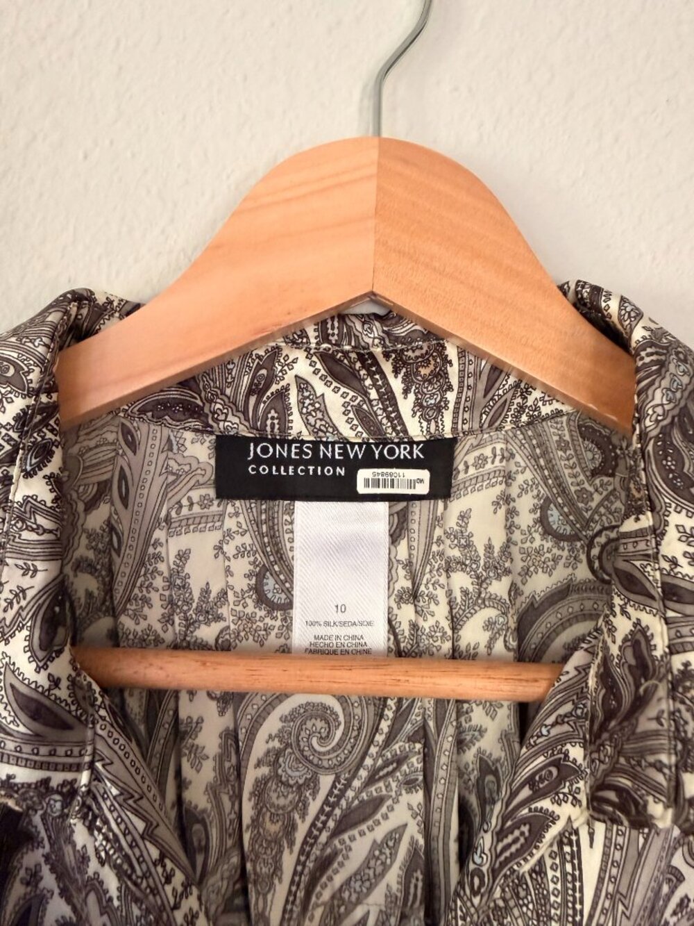 Jones New York 100% Silk Paisley Blouse — Sz 10, Pleated Back - Picture 2 of 4